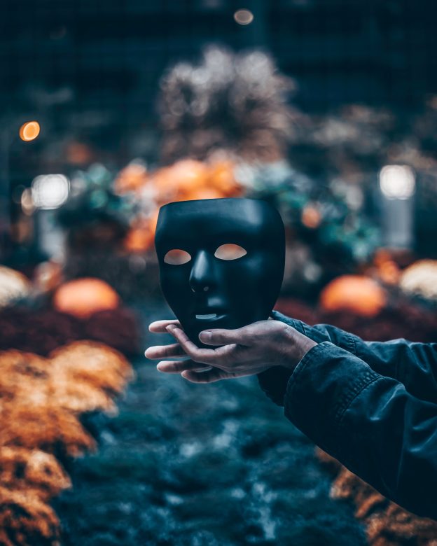 Essere o non essere…? Giù la maschera. Atteggiamento e controatteggiamento in ottica individual psicologica